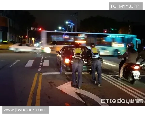 巴黎球迷大巴深夜抛锚高速上80人被困数小时等待救援